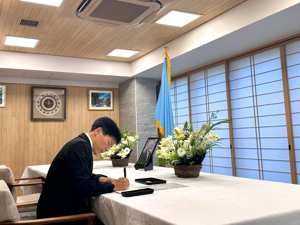 Parliamentary Vice-Minister for Foreign Affairs SHIMADA, signing the condolence book