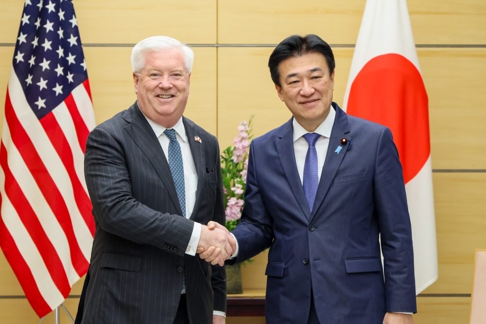 Chief Cabinet Secretary Kihara shaking hands with U.S. Ambassador Glass