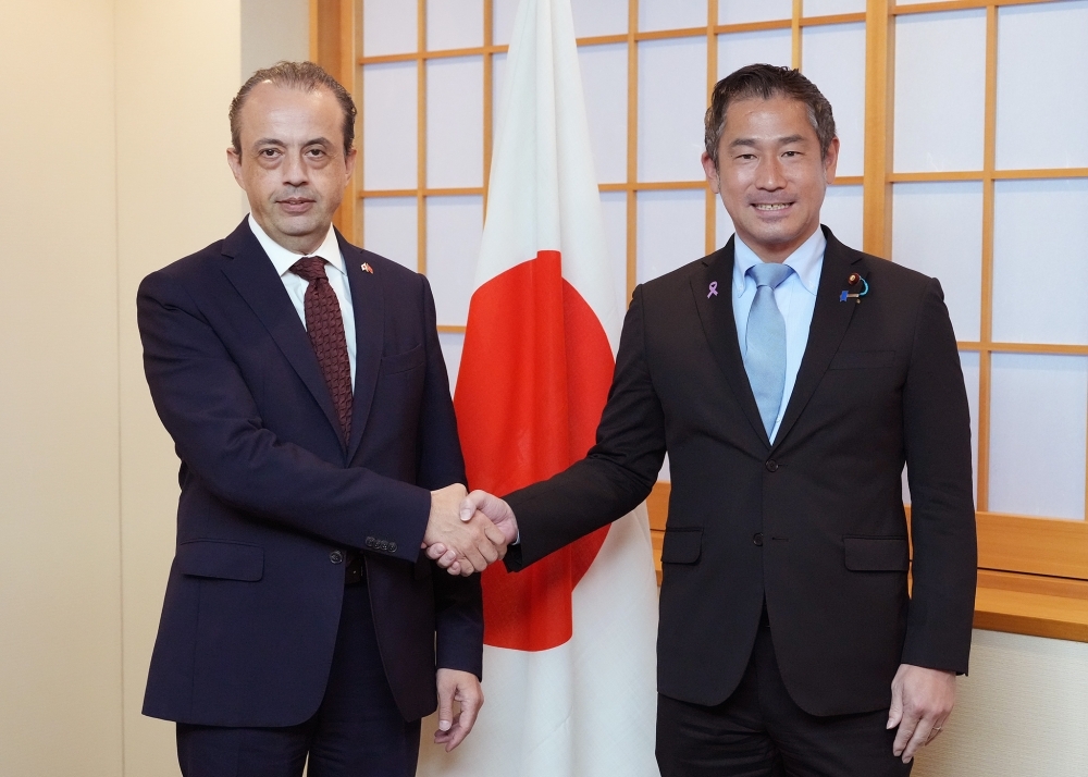 Parliamentary Vice-Minister ONISHI shaking hands with H.E. Mr. ERTUĞRUL, Ambassador of Türkiye to Japan