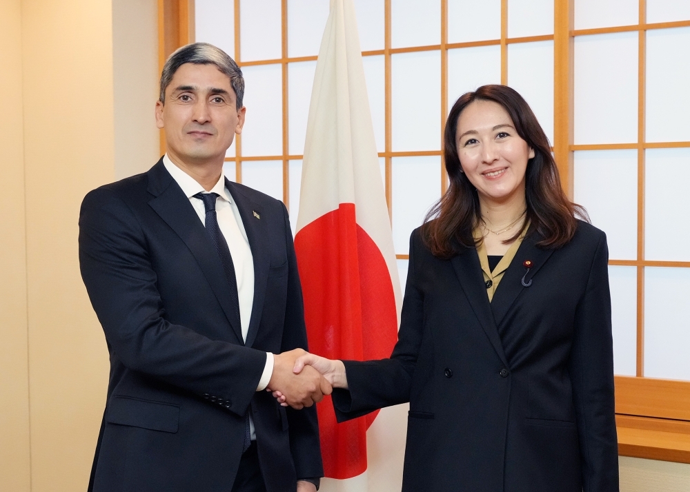 Parliamentary Vice-Minister Eri shaking hands with Ambassador Bayramov