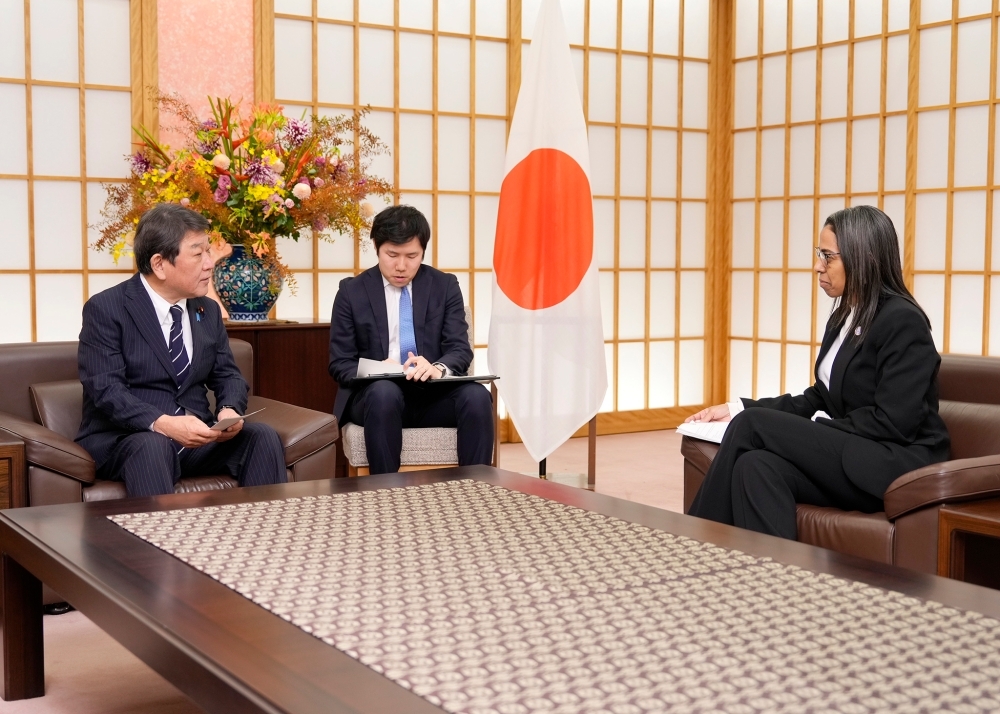 Foreign Minister Motegi is talking with Ms. Letícia Reis de CARVALHO, Secretary-General of the International Seabed Authority (ISA)