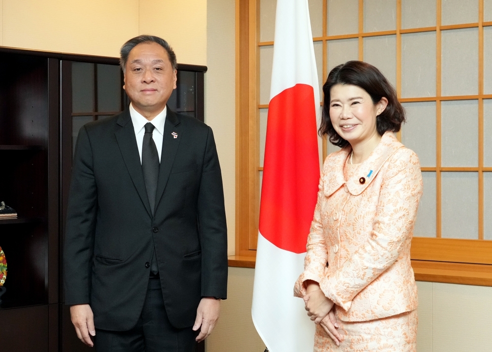 State Minister KUNIMITSU taking photo with Ambassador Vejjajiva