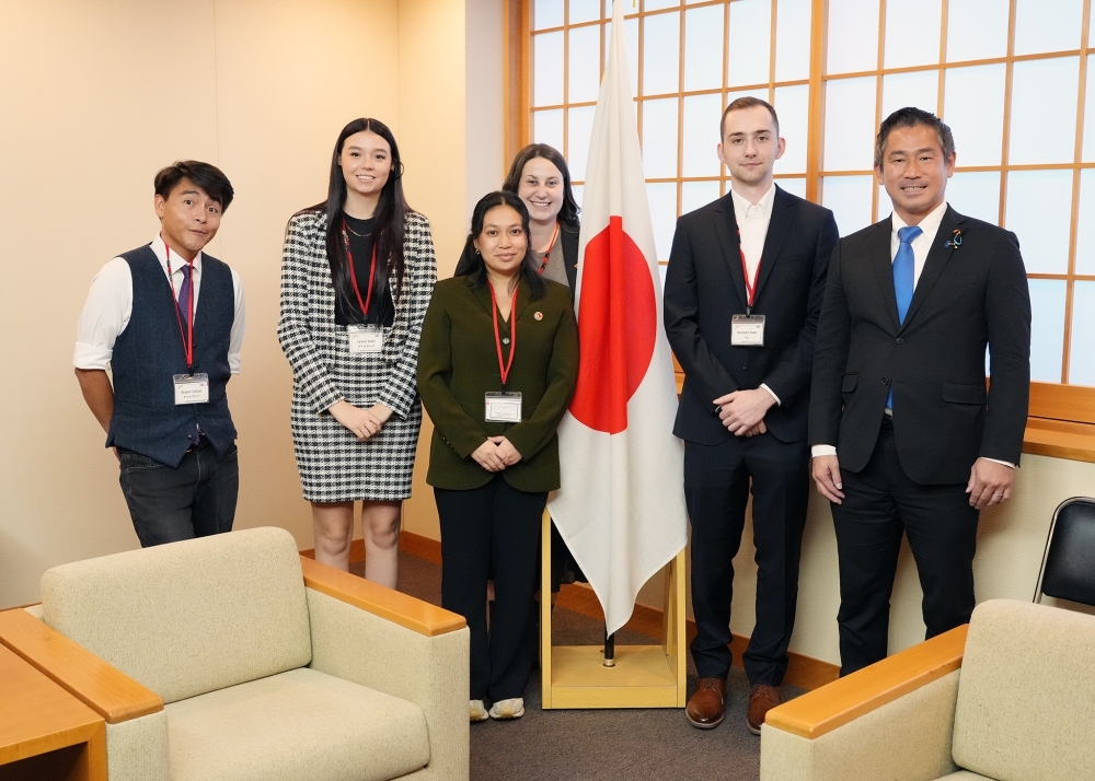 Parliamentary Vice-Minister ONISHI poses for a commemorative photo with Canadian Young Leaders