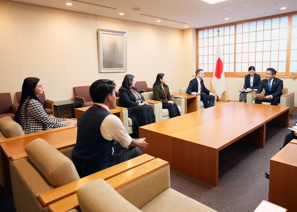 Parliamentary Vice-Minister ONISHI receiving a delegation of Canadian young leaders