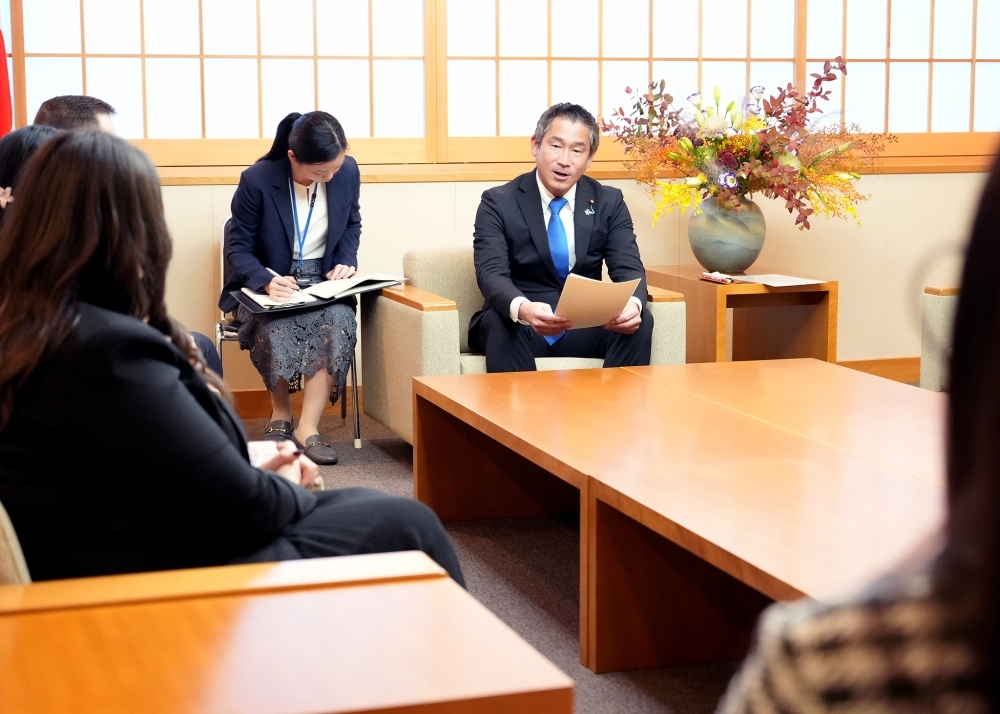 Parliamentary Vice-Minister ONISHI talking with Canadian young leaders