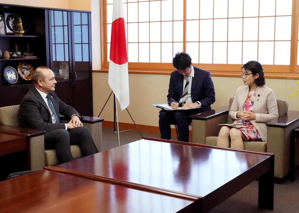 State Minister KUNIMITSU talking with Ambassador SOCOLAN