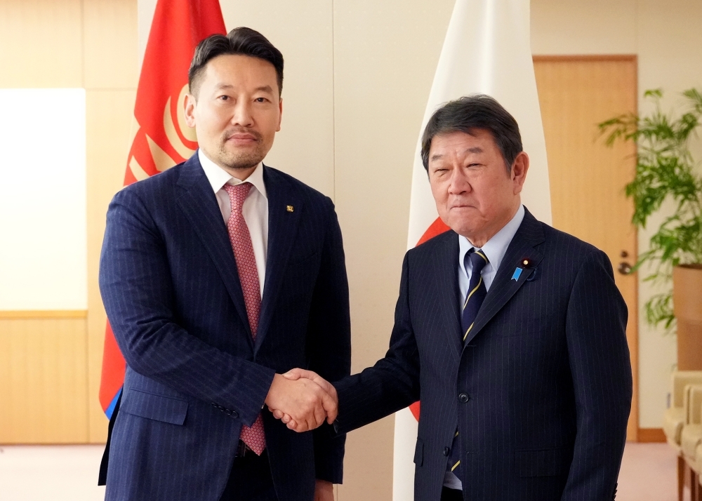 Foreign Minister Motegi is shaking hands with Mr. Khassuuri Gankhuyag, Deputy Prime Minister of Mongolia