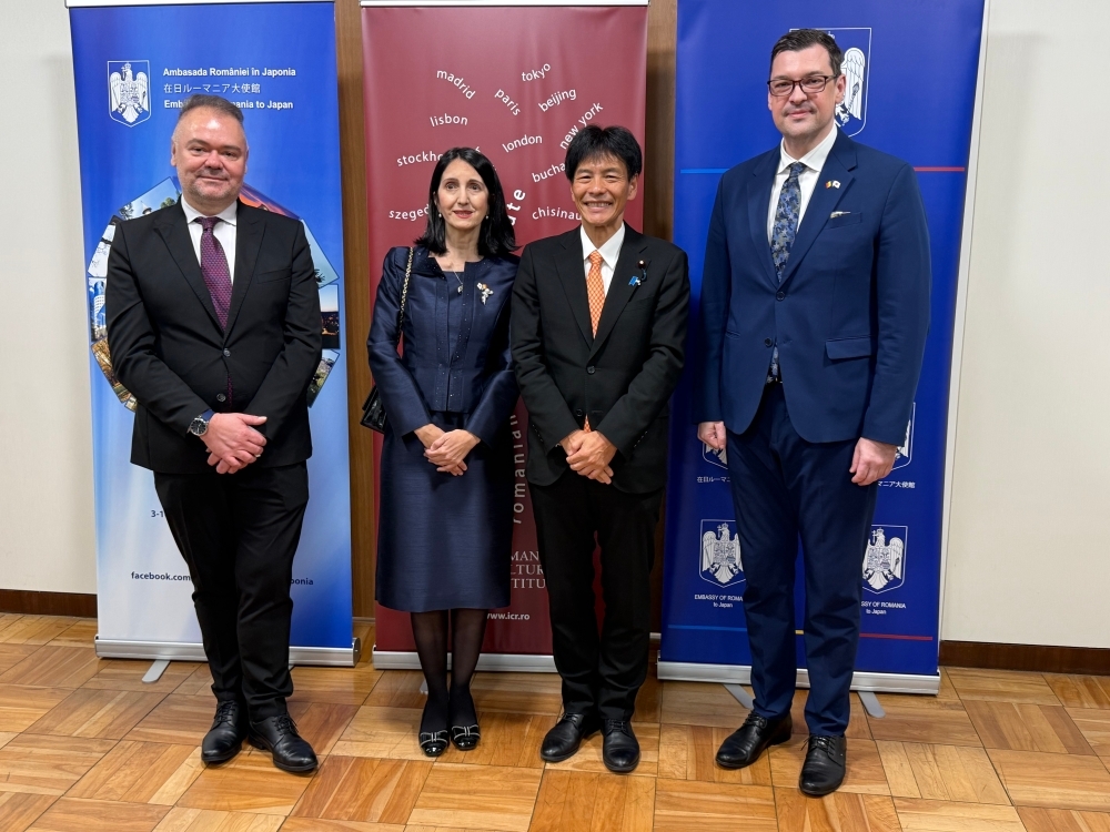 Parliamentary Vice-Minister Shimada posing for a commemorative photo with related parties