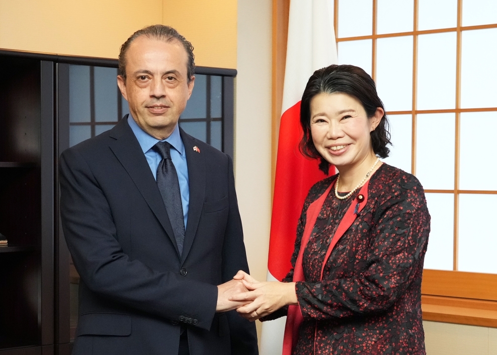 State Minister KUNIMITSU shaking hands with H.E. Mr. ERTUĞRUL, Ambassador of Türkiye to Japan