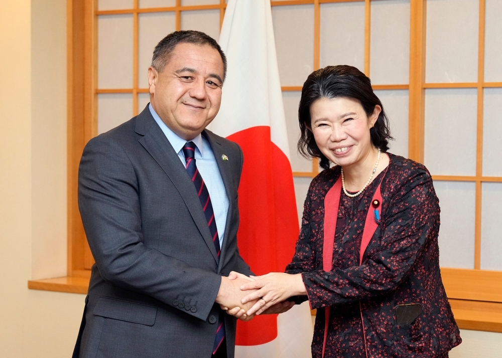 State Minister Kunimitsu shaking hands with Ambassador Abdurakhmonov