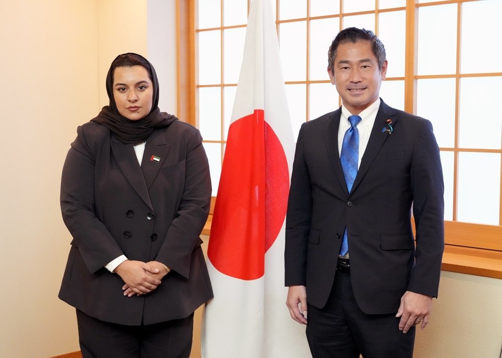 commemorative photo of Parliamentary Vice-Minister Onishi and Assistant Minister Ketait 