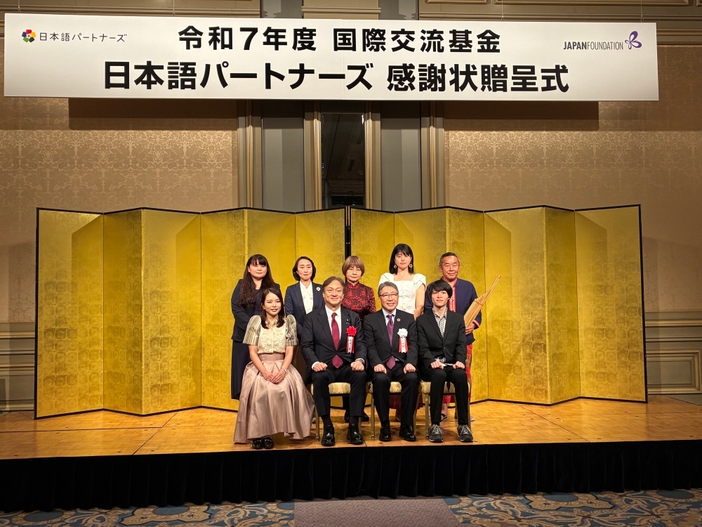 State Minister HORII posing for a commemorative photo with related parties