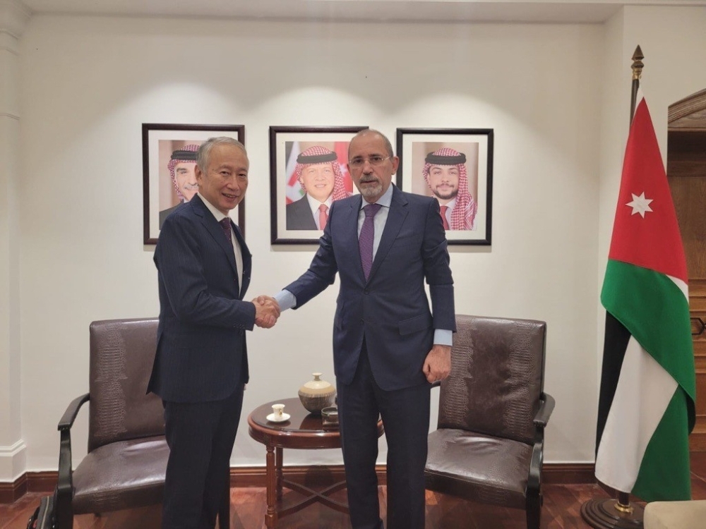 Mr. OKUBO, Ambassador in charge of Gaza Rebuilding Assistance, shaking hands with H.E. Mr. Safadi, Deputy Prime Minister and Minister of Foreign Affairs and Expatriates of Jordan