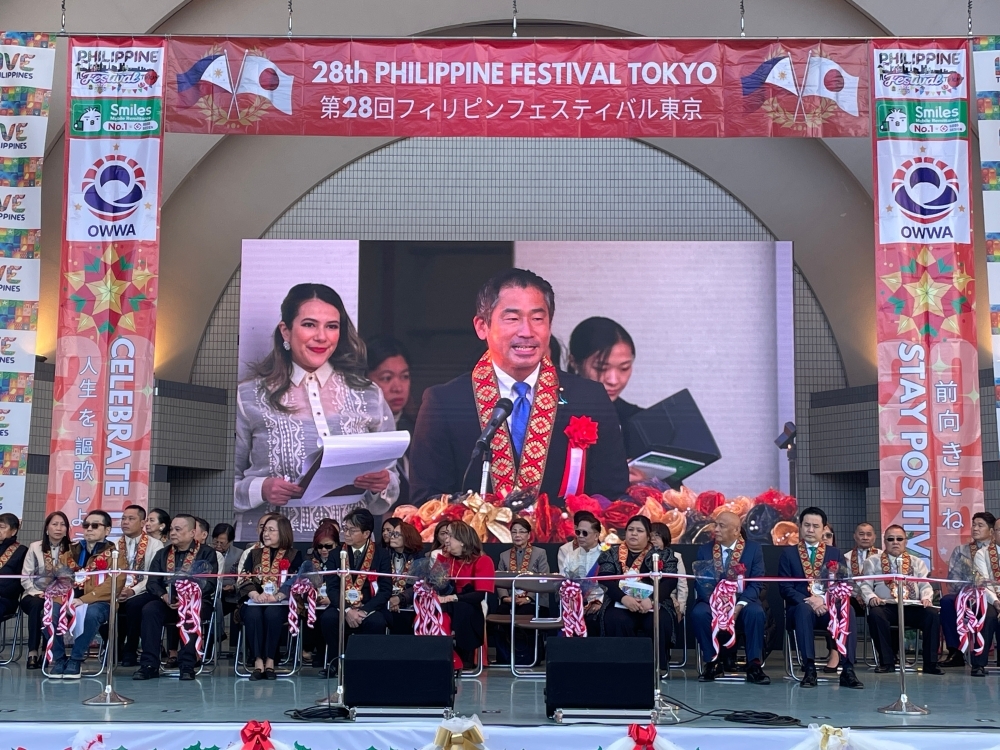 Parliamentary Vice Minister ONISHI giving a greeting on the screen