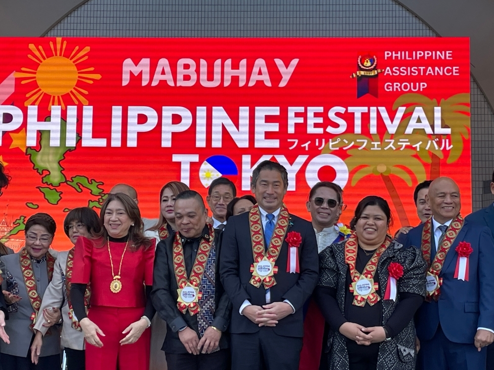 Parliamentary Vice Minister ONISHI and key festival attendees on stage