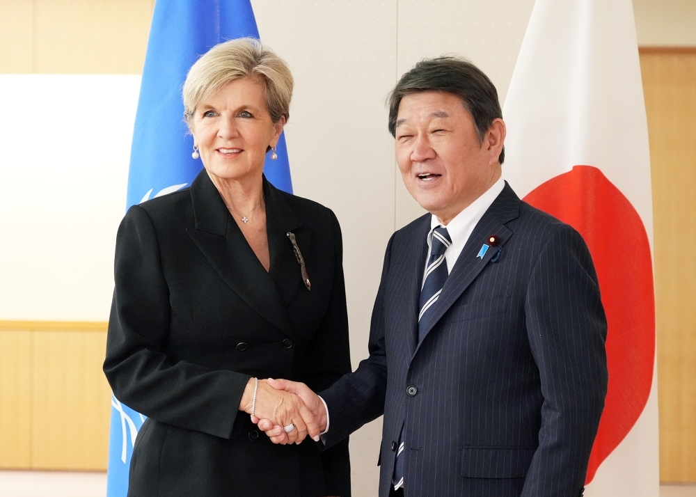 Foreign Minister MOTEGI shaking hands with Ms. Bishop, Special Envoy of the UN Secretary-General on Myanmar