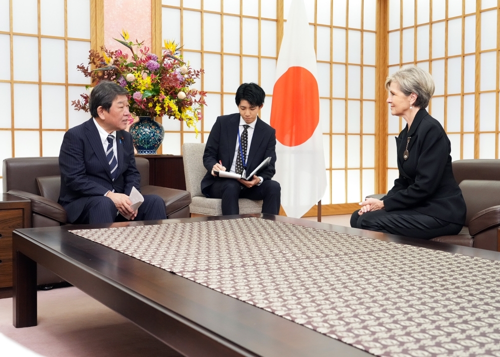 Exchanging Opinions between Foreign Minister MOTEGI and Ms. Bishop, Special Envoy of the UN Secretary-General on Myanmar