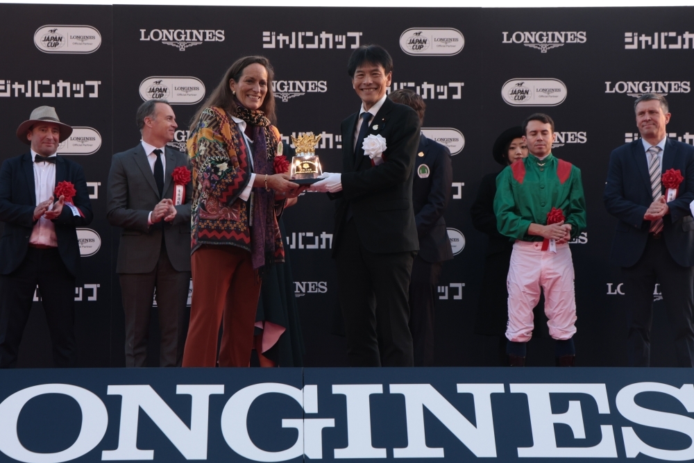 Parliamentary Vice-Minister Shimada is presenting the Award 