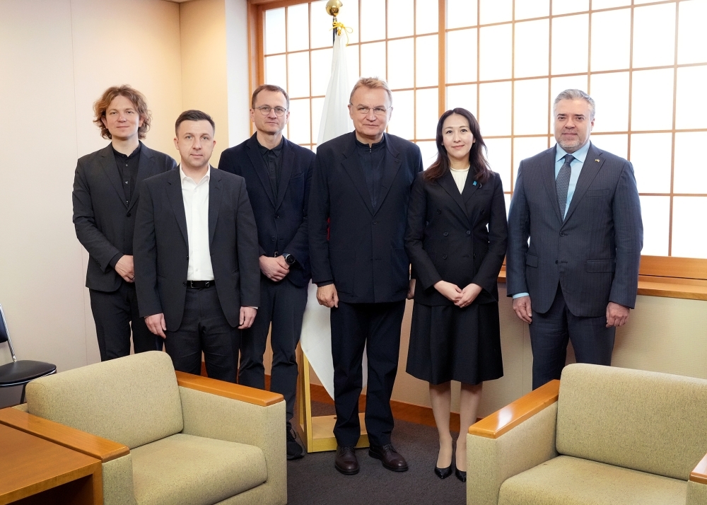 Parliamentary Vice-Minister Eri posing for a commemorative photo with related parties