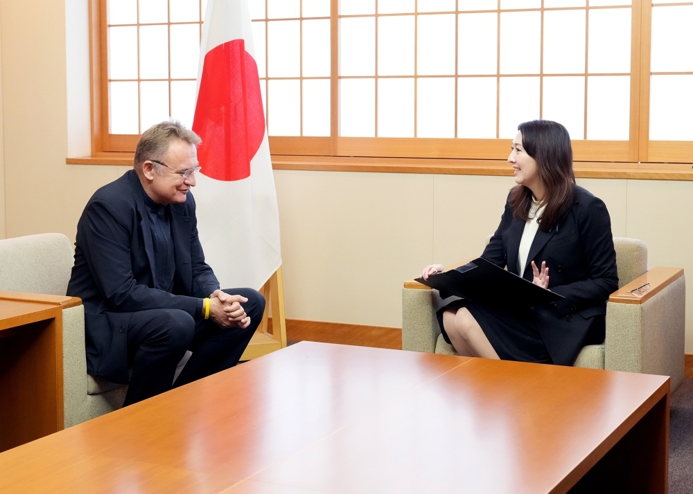 Parliamentary Vice-Minister Eri talking with Mayor Sadovyi