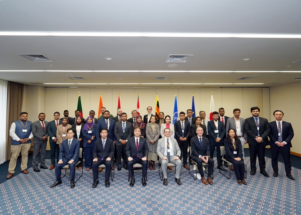 Group photo, State Minister Horii and participants