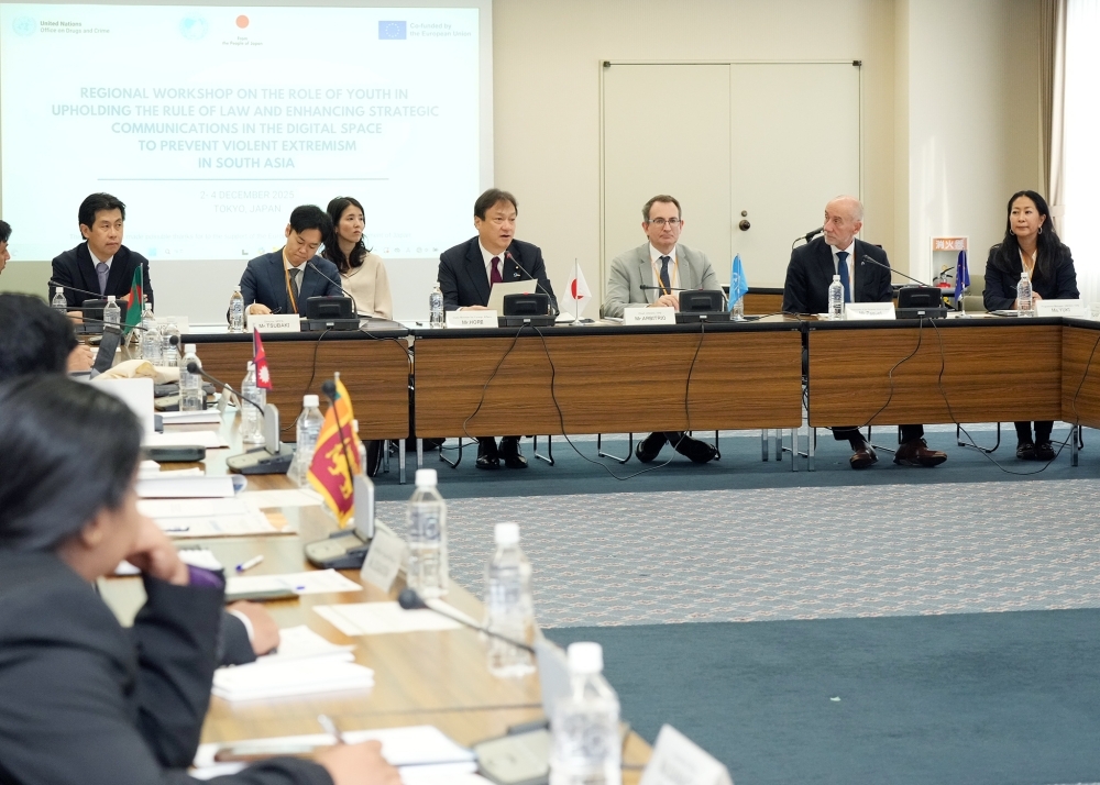 State Minister Horii and participants are discussing