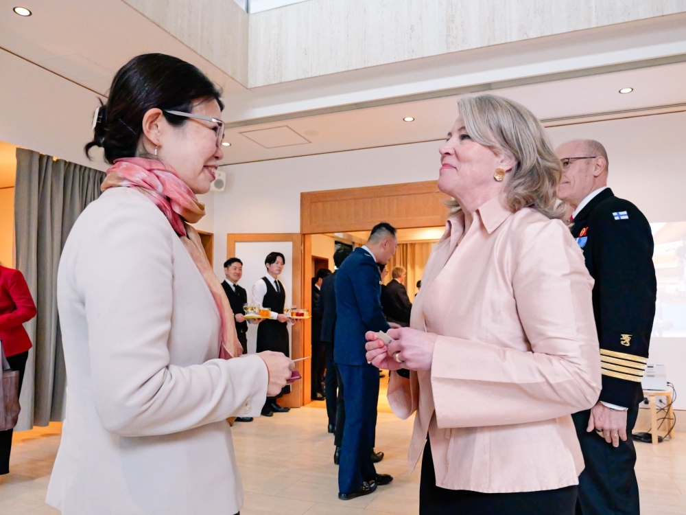 State Minister KUNIMITSU talking with H.E. Ms. Tanja Jääskeläinen