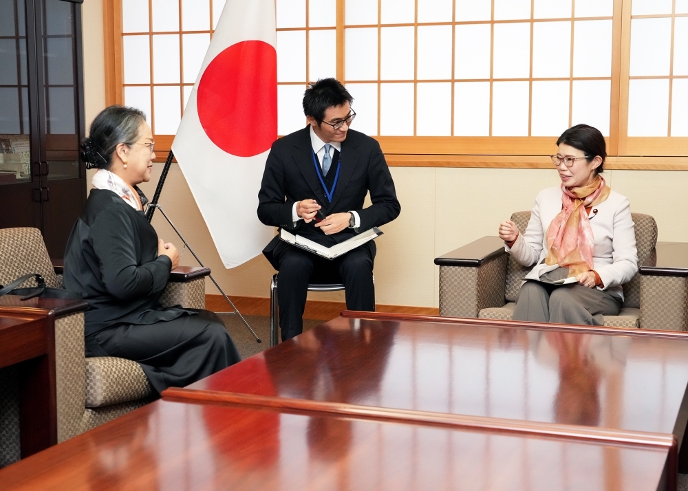 Exchanging Opinions between State Minister KUNIMITSU and Dr. Alisjahbana, Executive Secretary of ESCAP