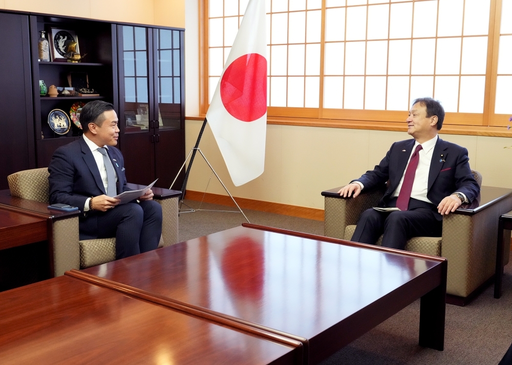 State Minister Horii is talking with Mr. Toyotoshi, Ambassador of Paraguay
