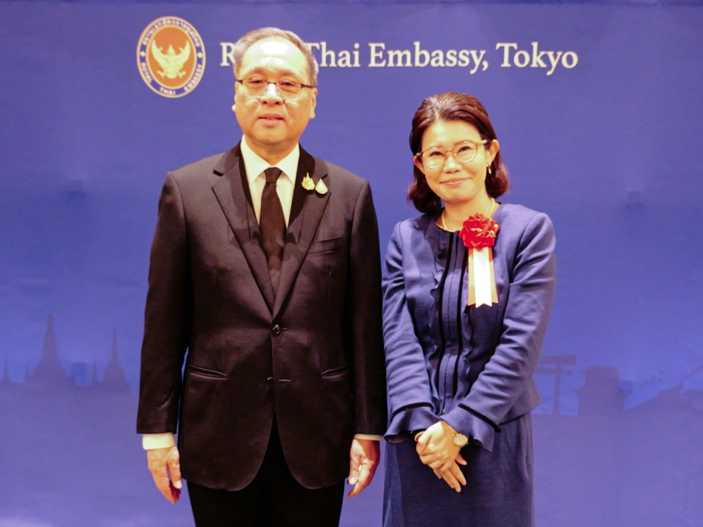 Commemorative photo with State Minister KUNIMITSU and H.E. Mr. Vejjajiva, Ambassador of Thailand to Japan