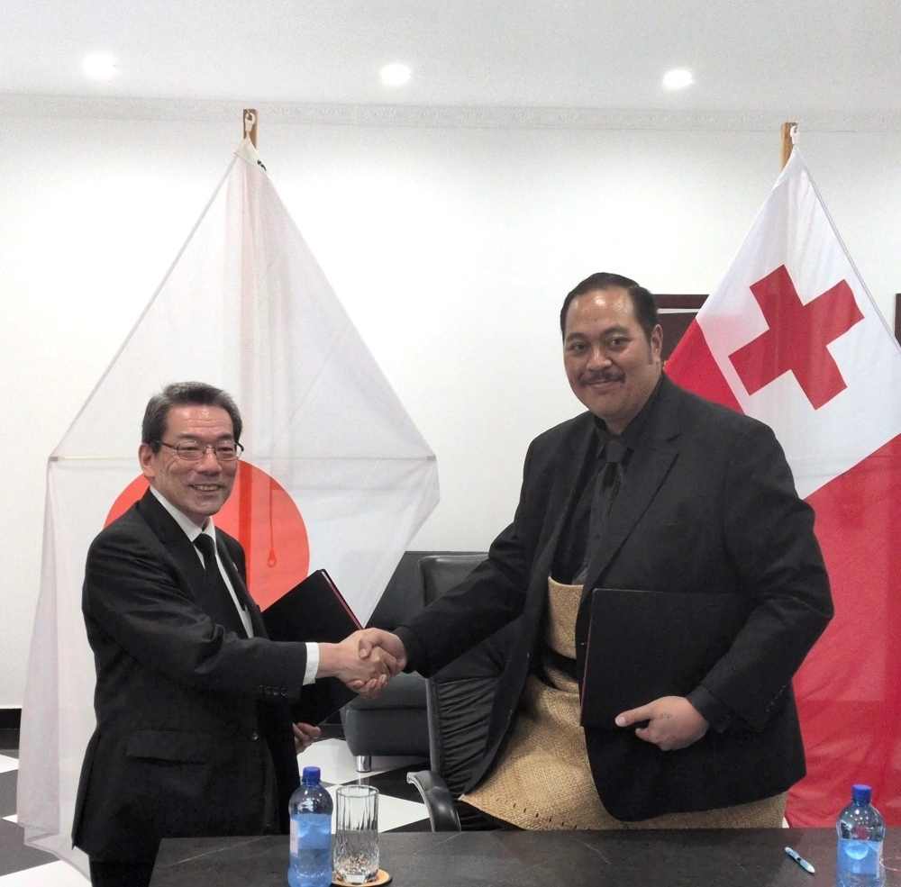 Ambassador Inagaki is shaking hands with His Royal Highness The Crown Prince Tupouto’a 'Ulukalala, Minister for Foreign Affairs and Minister for His Majesty’s Armed Forces of Tonga