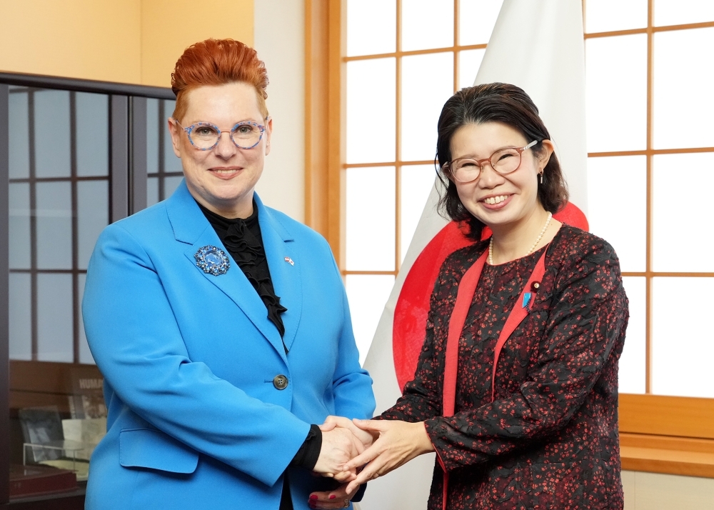 State Minister Kunimitsu is shaking hands wtih Mrs. Sigrid BERKA, Ambassador-Designate of Austria