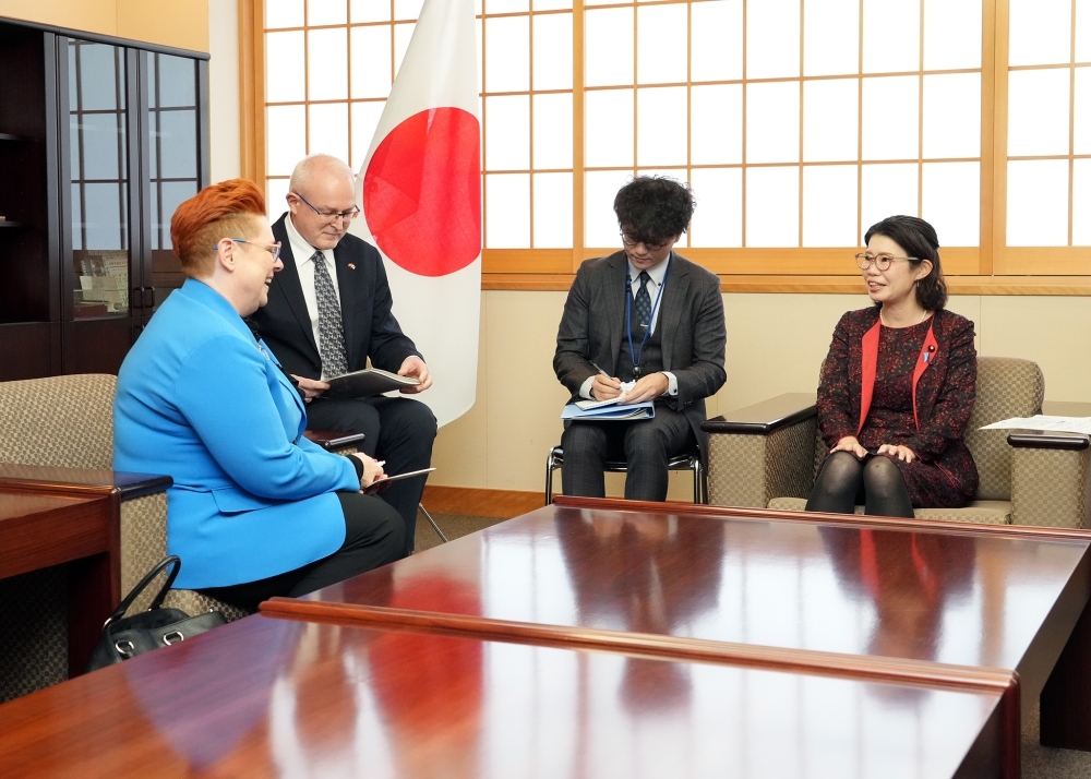 State Minister Kunimitsu is talking wtih Mrs. Sigrid BERKA, Ambassador-Designate of Austria