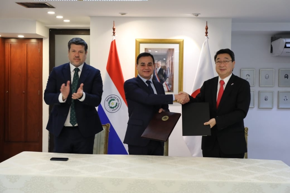 Handshake between representatives of Japan and Paraguay