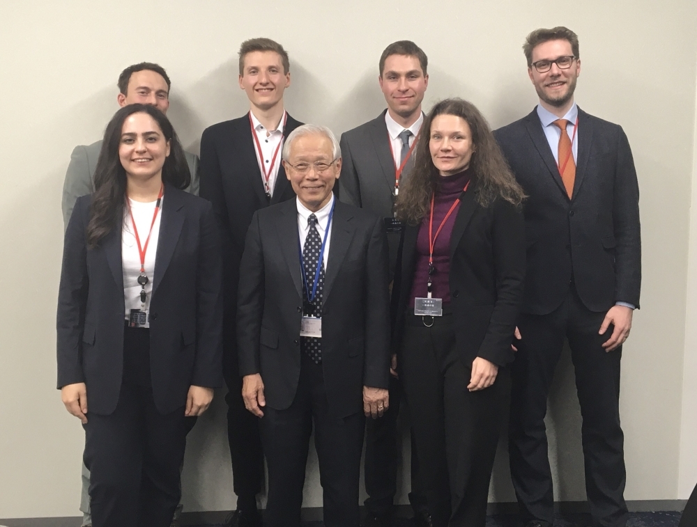 Group photo of Prof. Matsumoto and the program participants