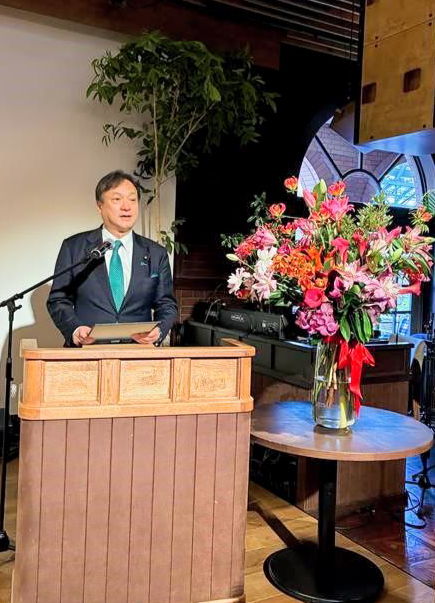 State Minister Horii speaking in front of the participants