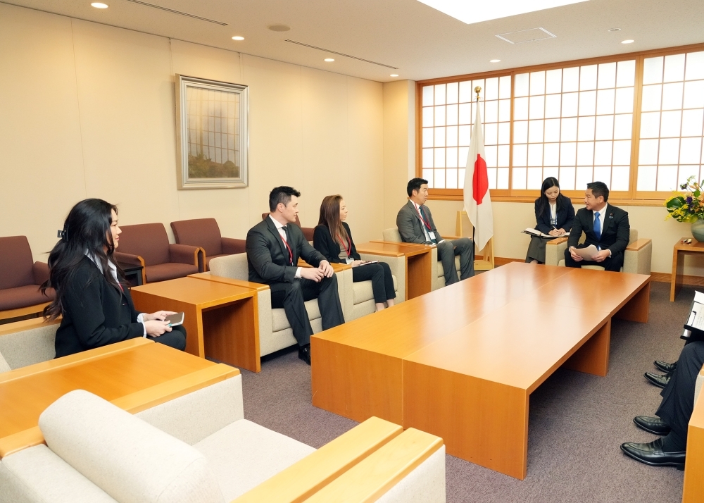 Parliamentary Vice-Minister ONISHI talking with Japanese American Yonsei Young Leaders