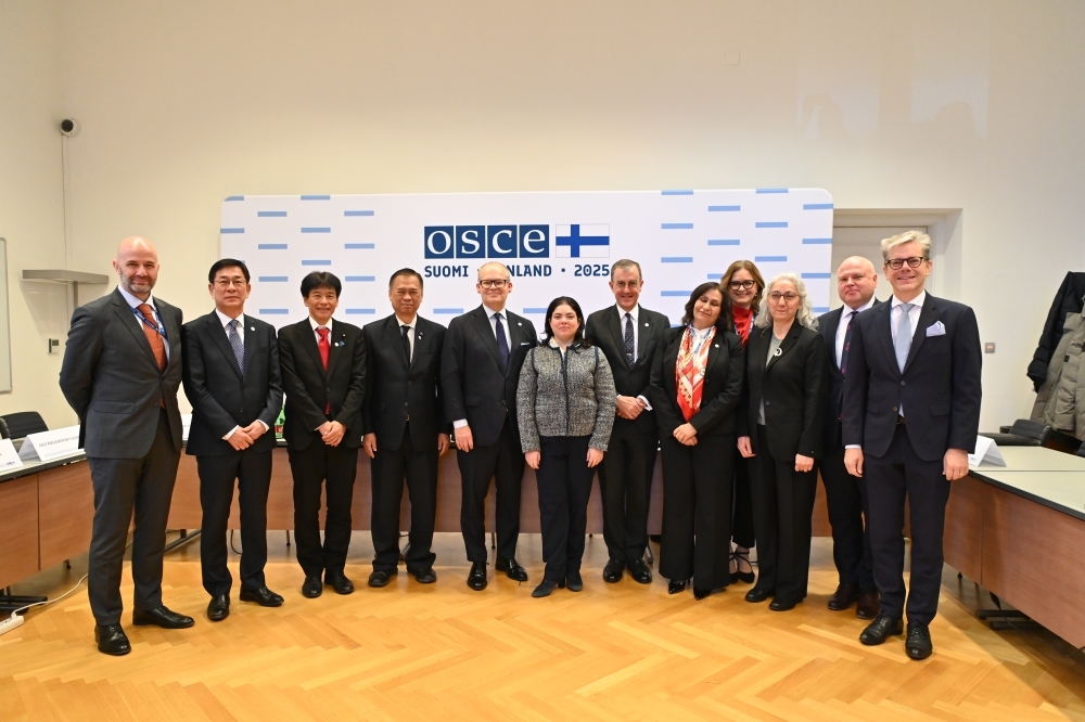 Parliamentary Vice-Minister Shimada posing for a commemorative photo with related parties of the meeting of the OSCE Troika