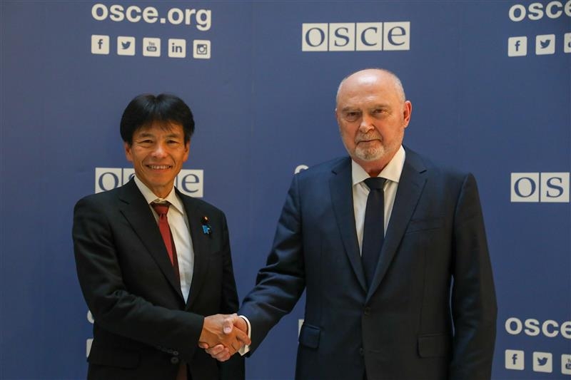 Parliamentary Vice-Minister Shimada shaking hands with H.E. Mr. Feridun Sinirlioğlu, Secretary-General of the OSCE