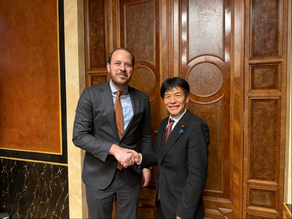 Parliamentary Vice-Minister Shimada shaking hands with Dr. Nikolaus SCHERAK, Chairman of the Austrian-Japanese Parliamentary Friendship Group