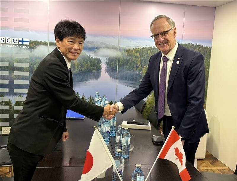 Parliamentary Vice-Minister Shimada shaking hands with the Honorable Robert Oliphant, Parliamentary Secretary to the Minister of Foreign Affairs of Canada