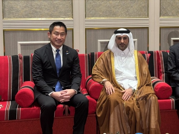 Parliamentary Vice-Minister ONISHI having a discussion with H.E. Mr. AL-MARRI, Ambassador of Qatar to Japan