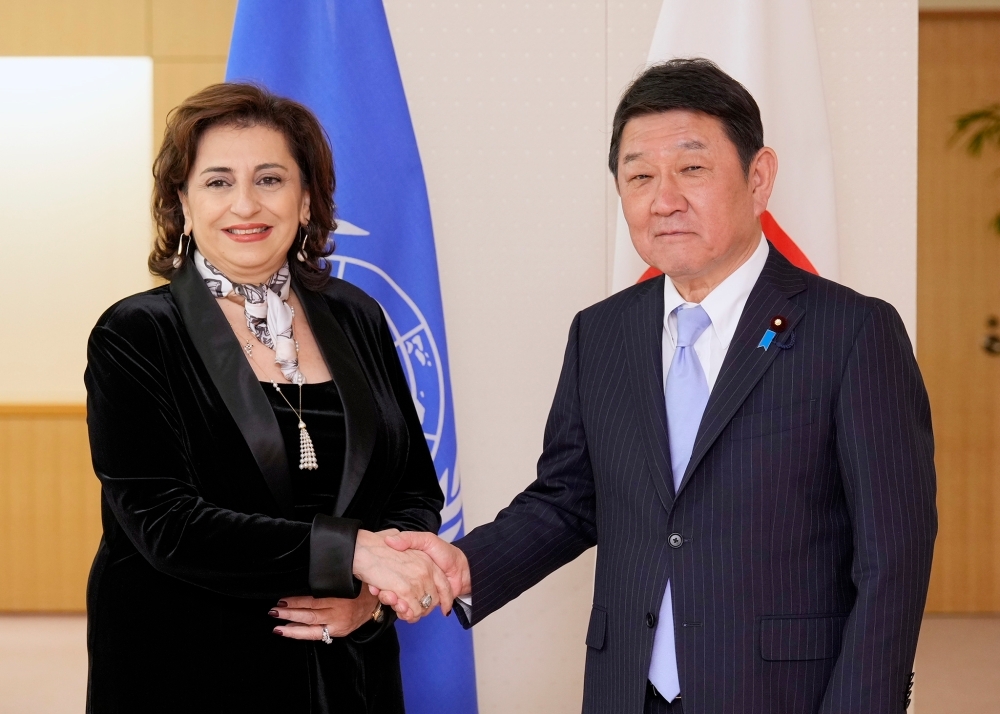 Foreign Minister MOTEGI shaking hands with Executive Director Bahous