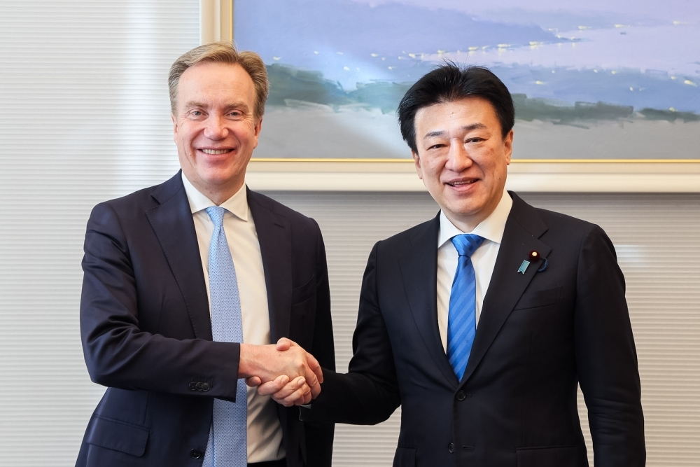 Chief Cabinet Secretary KIHARA shaking hands with H.E. Mr. Brende