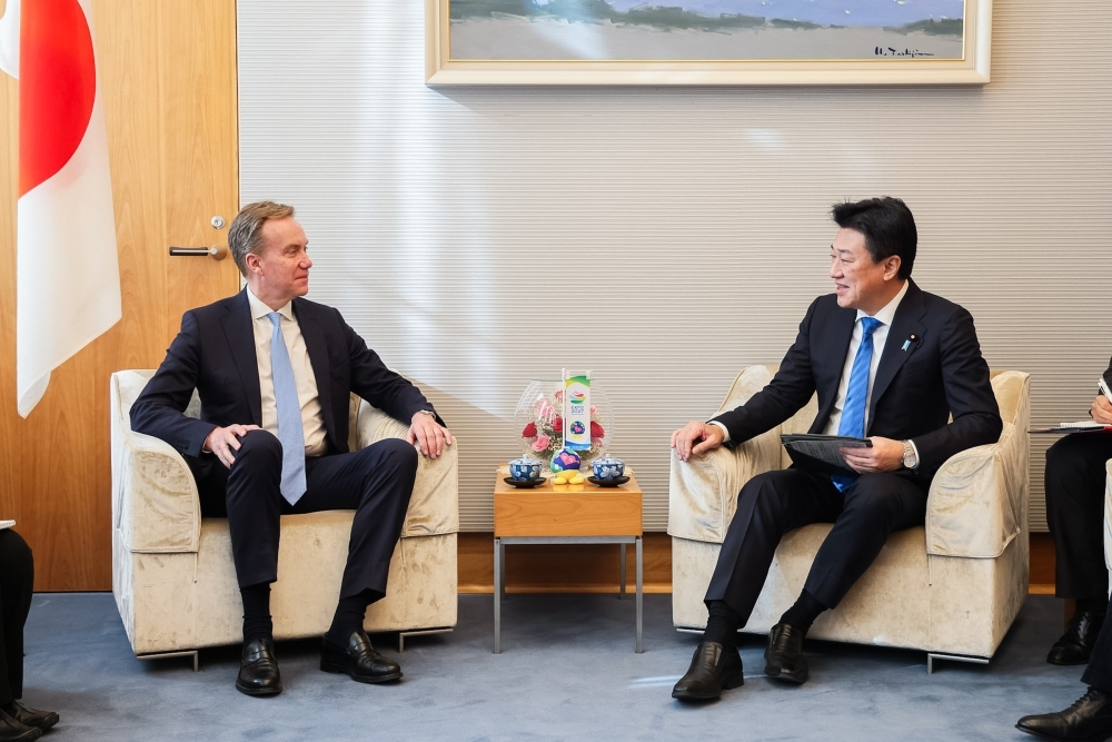 Exchanging Opinions between Chief Cabinet Secretary KIHARA and H.E. Mr. Brende