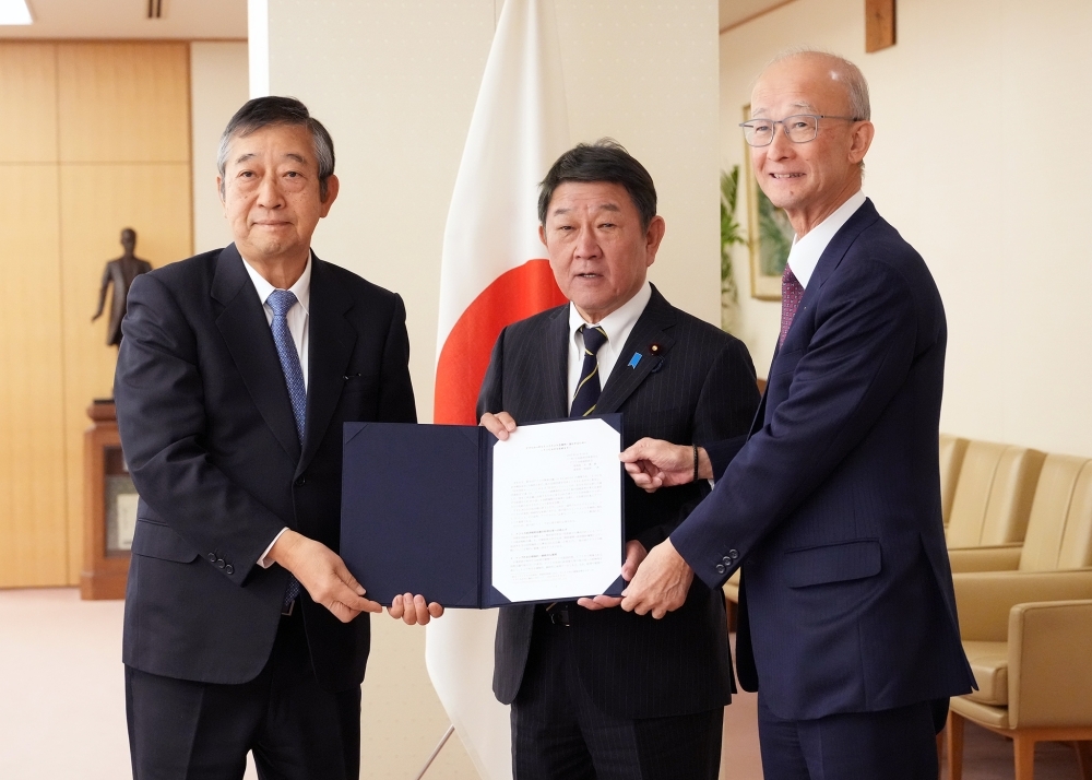 Chairs OHASHI and KARUBE presented Foreigh Minister MOTEGI with a proposal 