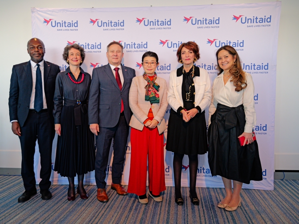 Commemorative photo with State Minister KUNIMITSU and attendees of the Unitaid Executive Board meeting