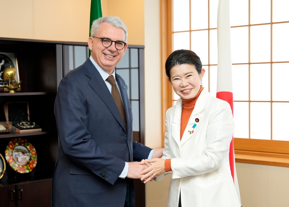 State Minister KUNIMITSU shaking hands with Ambassador BENEDETTI 