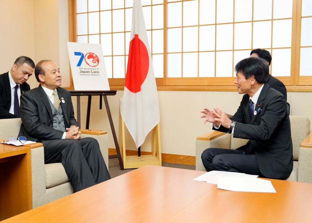 Exchanging Opinions between Parliamentary Vice-Minister SHIMADA and Ambassador Amphay of Laos to Japan