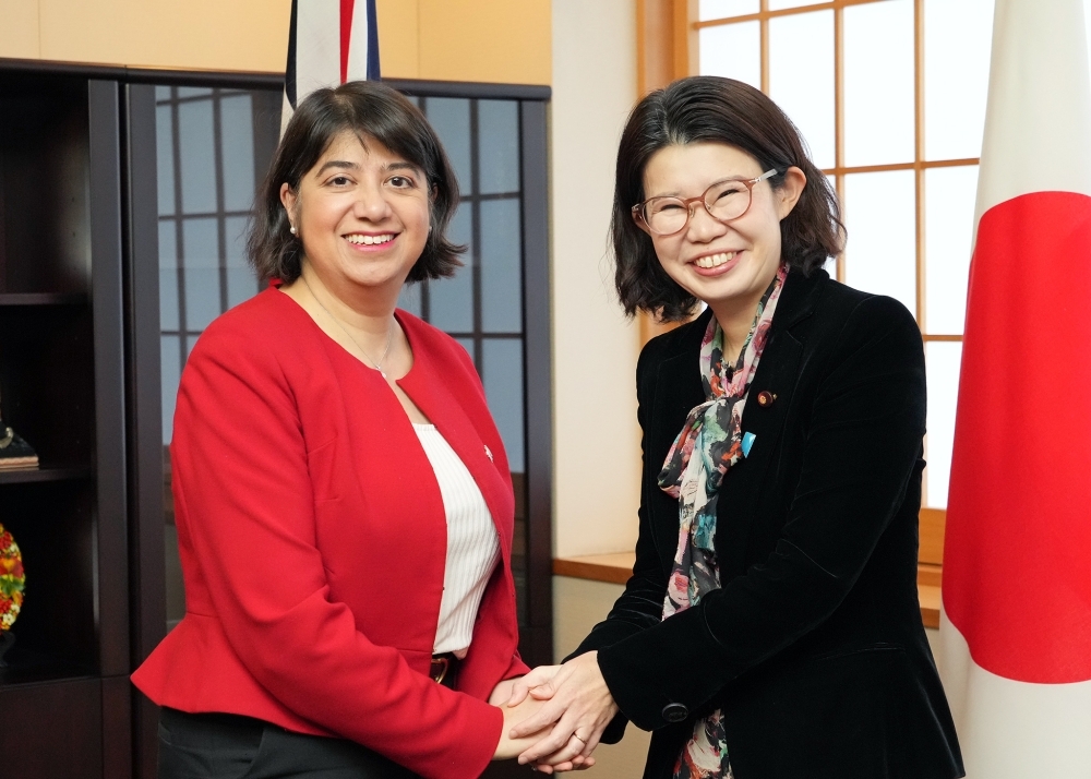 State Minister KUNIMITSU shaking hands with State Minister Malhotra